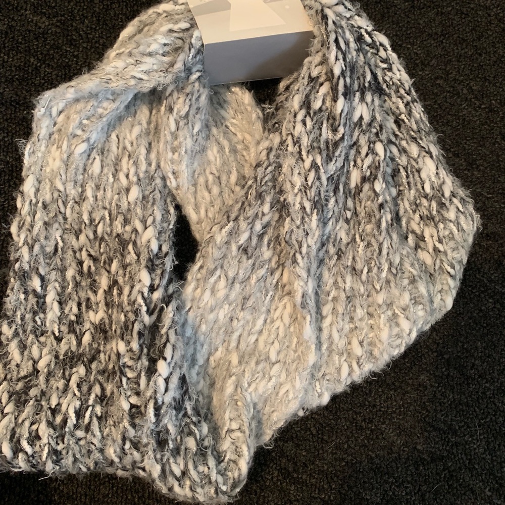 Black & white scarf